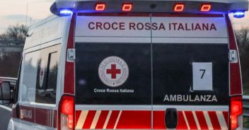 Bambina morsa dal lupo in spiaggia a Vasto