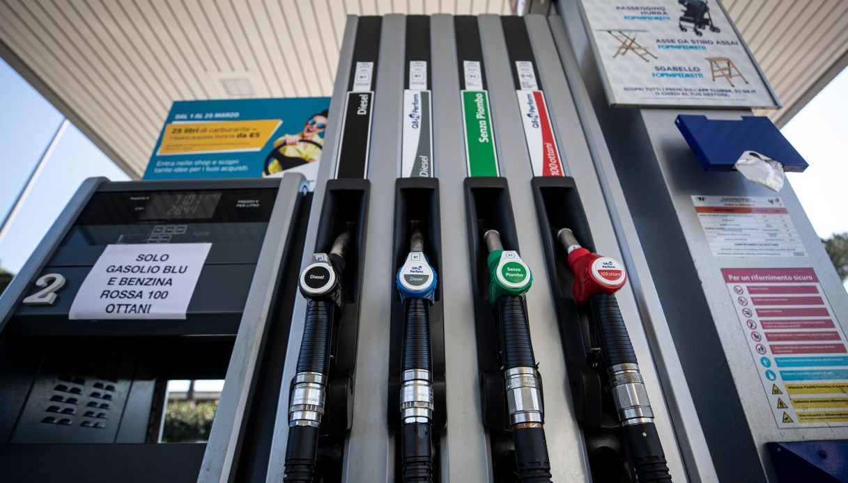 Prezzi della benzina in costante aumento, è polemica sul ministro Urso: "Senza accise costa meno che in Ue"