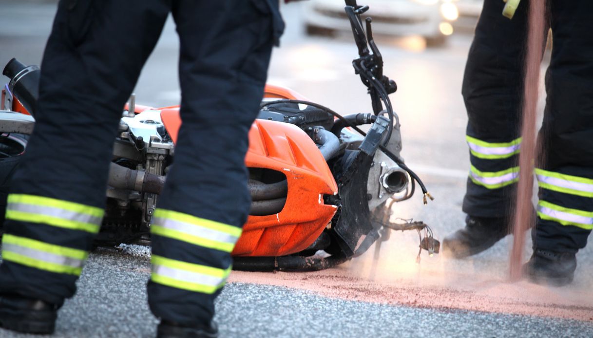 En 46-årig motorcyklist dog och ett vittne är fortfarande sjukt