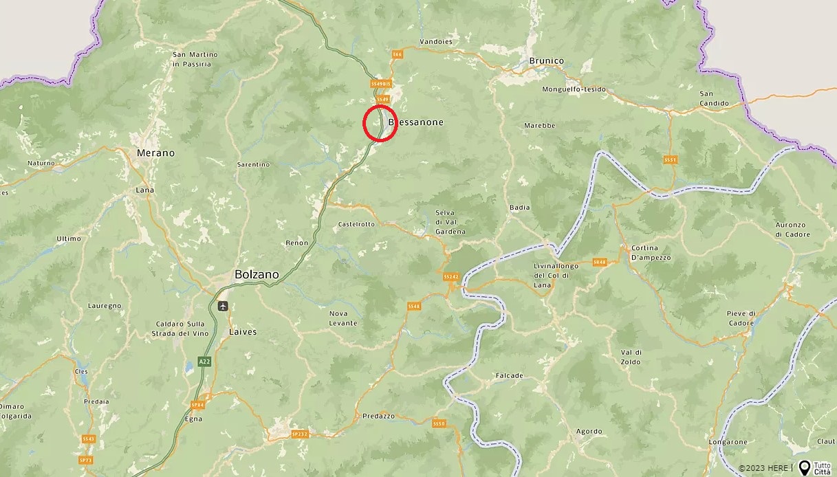 In moto contro un furgone a Bressanone: due motociclisti perdono la vita nel tragico schianto