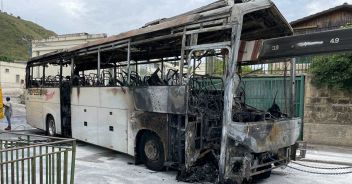 bus-contro-comune-pozzuoli