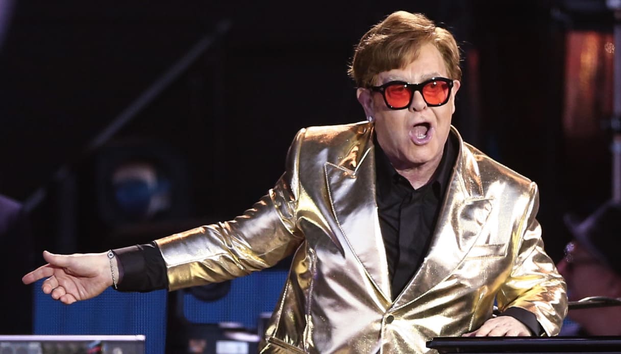 Elton John ricoverato dopo una caduta nella sua villa a Nizza: le condizioni della rockstar