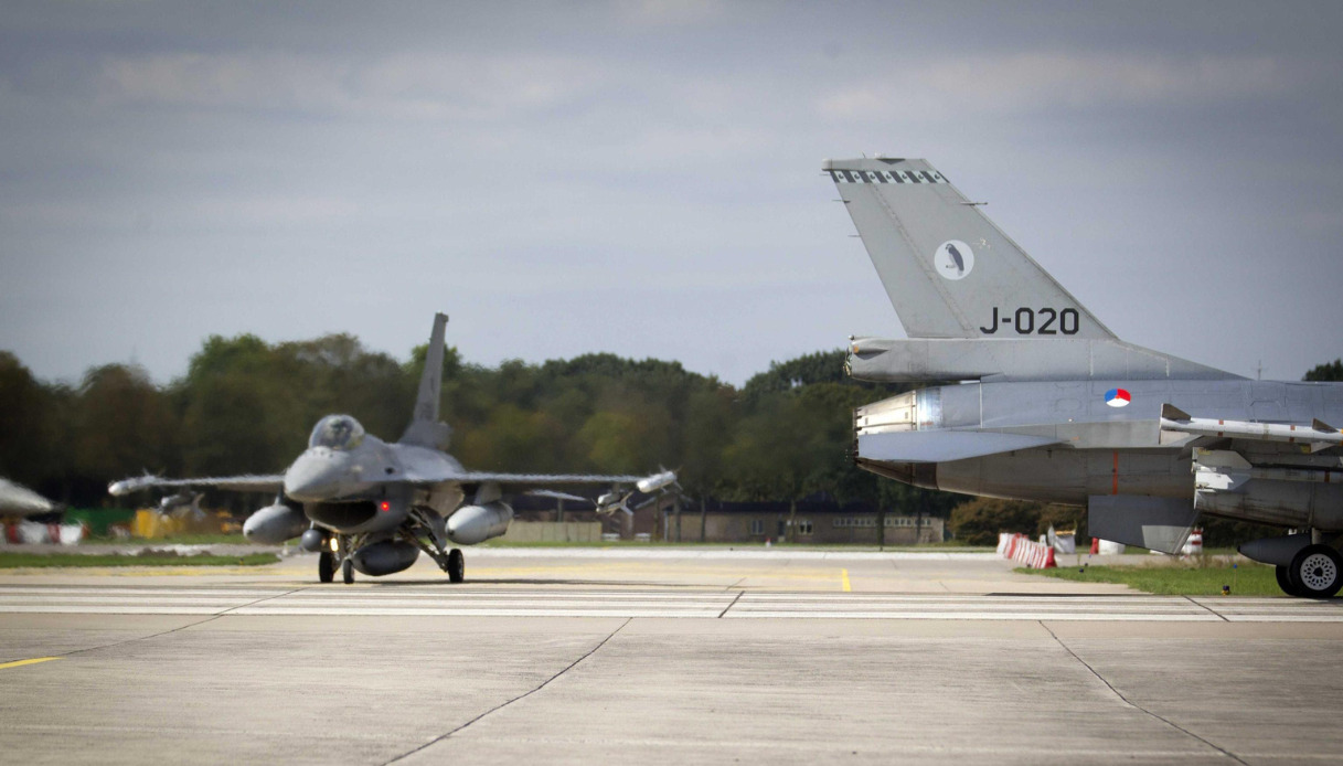Bombardieri russi sulla Danimarca, decollano gli F-16 dai Paesi Bassi: scattata l'allerta Nato