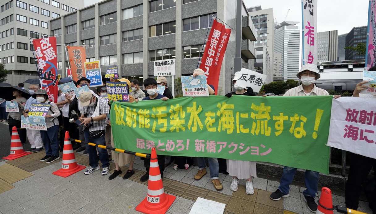 Al via a Fukushima lo sversamento di acqua radioattiva nell'oceano dalla centrale nucleare: quanto durerà 