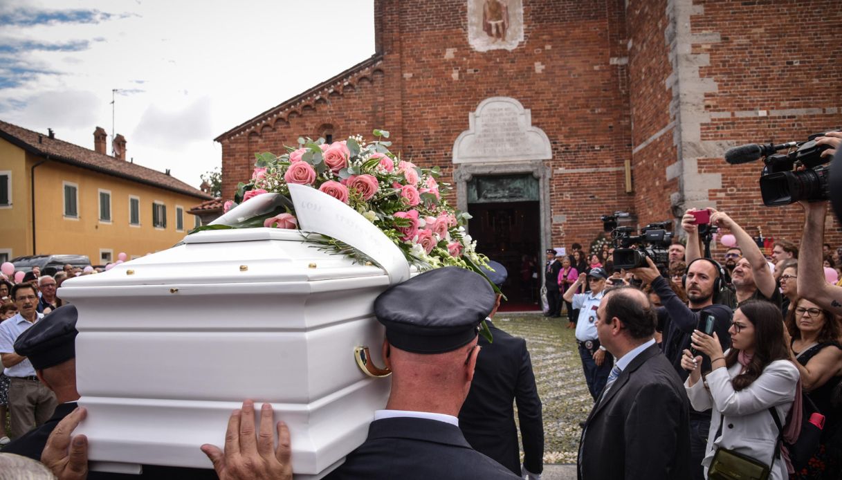 Il video dei funerali di Sofia Castelli tra i palloncini e le note  