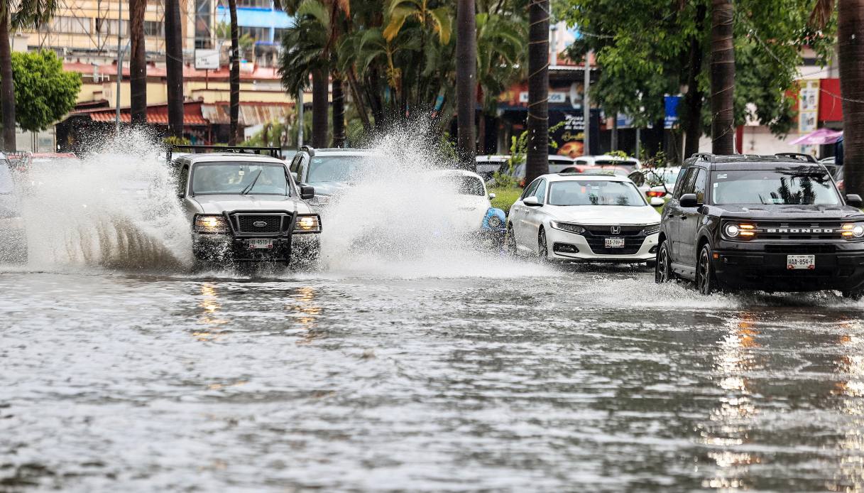 L'uragano Hilary avanza verso Messico e California: allerta massima per pioggia e vento forte sulle coste