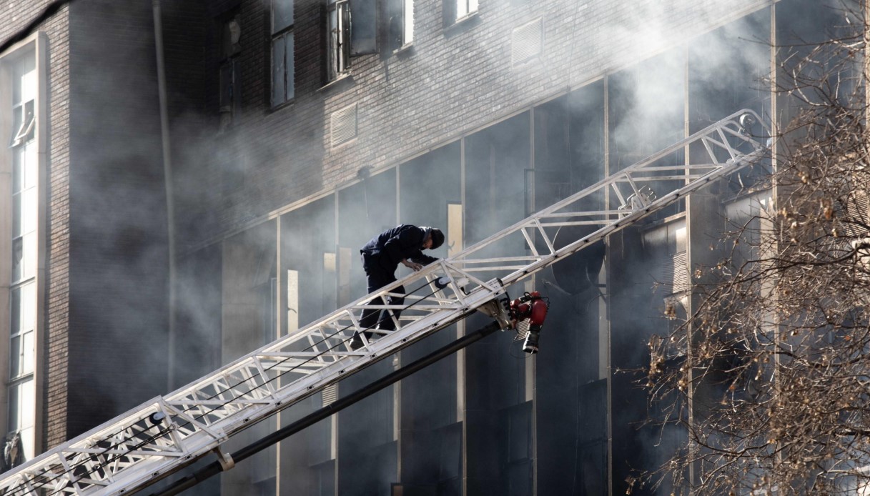 Devastante incendio in un palazzo nel centro di Johannesburg in Sudafrica, decine di morti e feriti