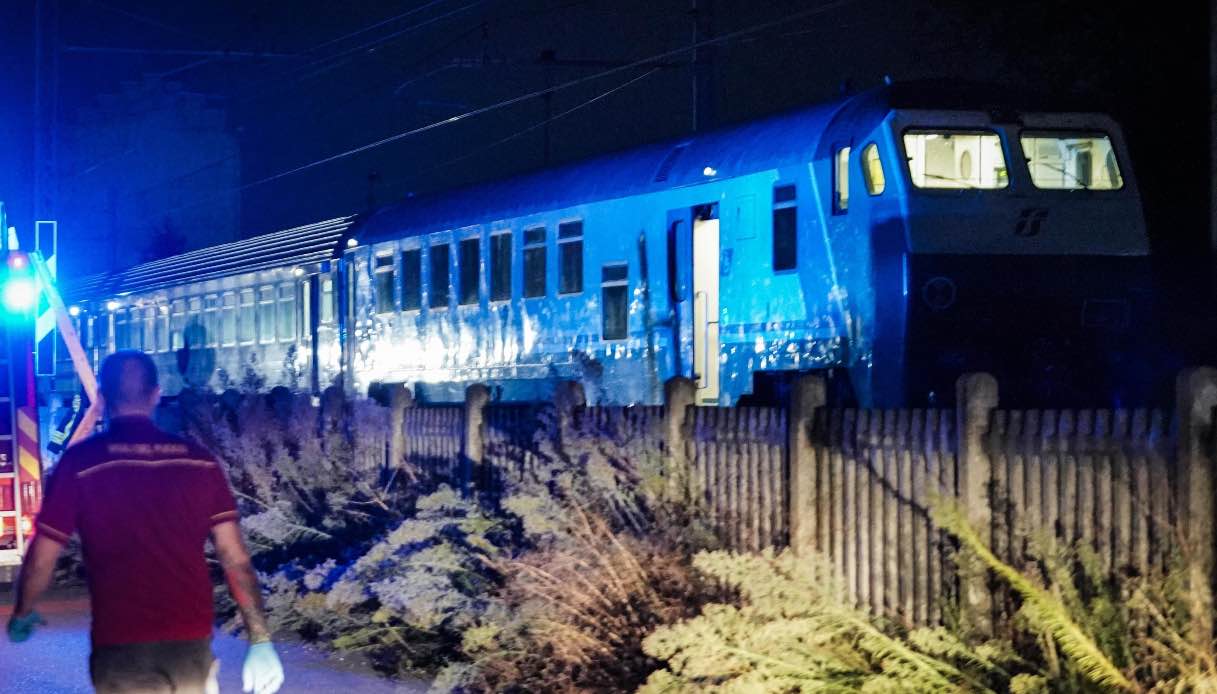Treno travolge e uccide 5 operai a Brandizzo vicino Torino: indagini e ipotesi sull'errore di comunicazione