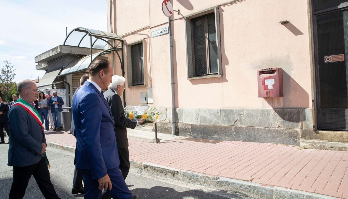 Il presidente Mattarella depone una corona di fiori a Brandizzo