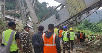 india crollo ponte morti