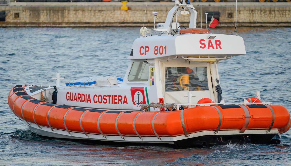 Donna incinta perde bimbo subito dopo lo sbarco a Lampedusa: era in un gruppo di 39 migranti, ennesimo caso