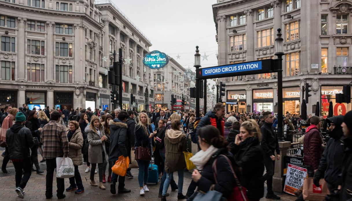 Tafferugli a Oxford Street (Londra) scatenati dai video su TikTok che invitano a svaligiare un negozio