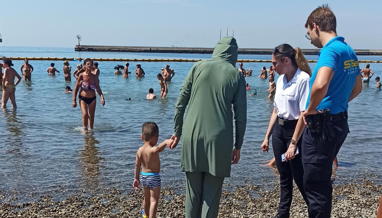 Gruppo di donne musulmane in spiaggia a Trieste: 