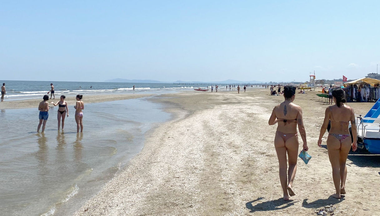 Bagnanti sulla spiaggia a Rimini