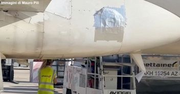 Aereo Ita Airways Cagliari-Roma rattoppato col nastro adesivo