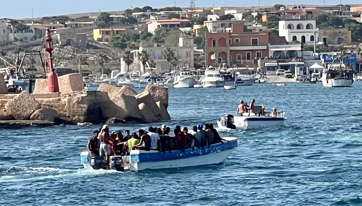 Due naufragi di migranti al largo di Lampedusa: affondati due barchini, oltre 30 dispersi. Ci sono due vittime