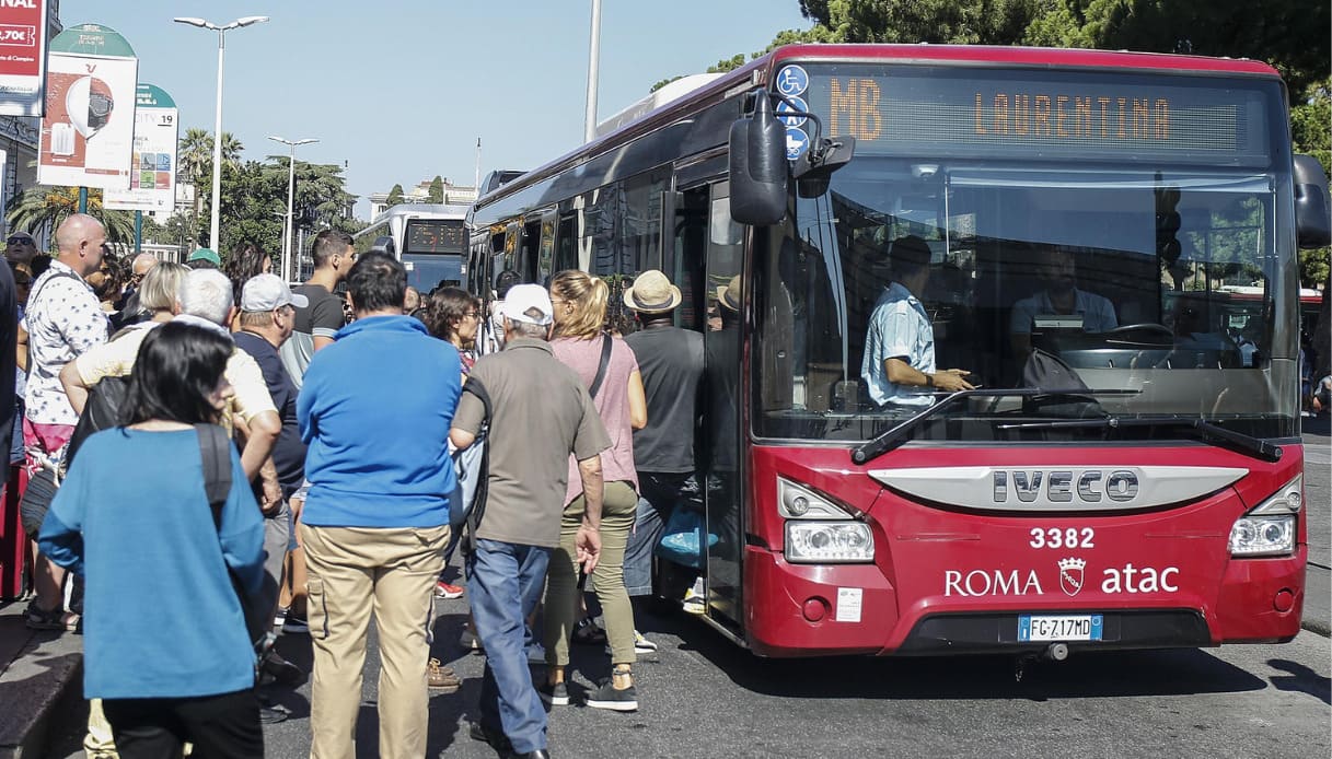 Treno Della Metro B Deraglia A Roma, Circolazione Sospesa Tra ...