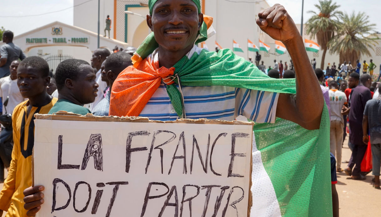 Uomo nigerino protesta contro la Francia