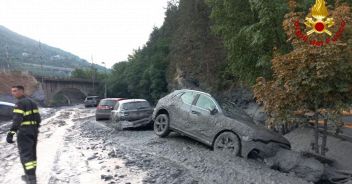 Torrente esonda a Bardonecchia a causa di una frana, fango e detriti in strada