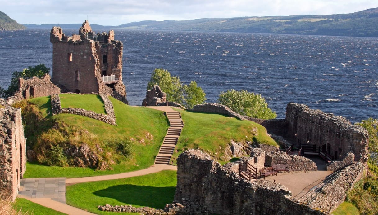 Caccia al mostro di Loch Ness in Scozia: centinaia di appassionati nelle Highlands alla ricerca di 'Nessie'