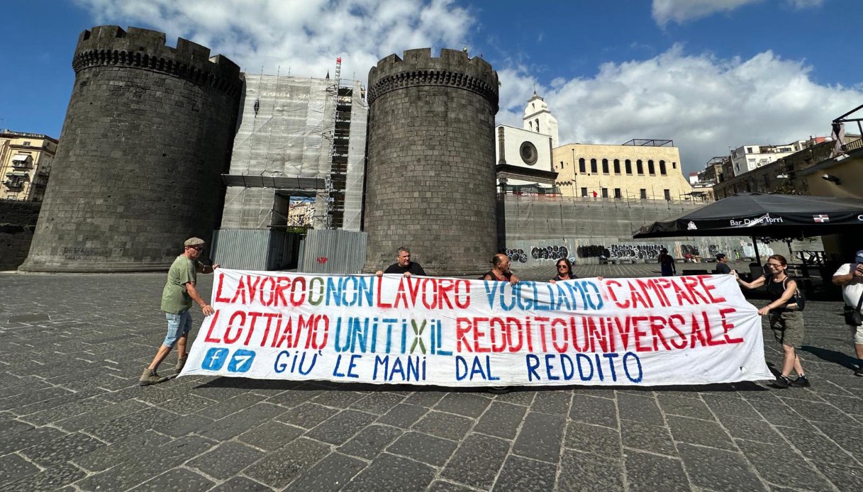 Minacce a Meloni a corteo pro Reddito di cittadinanza a Napoli: "Senza reddito mai più, Meloni a testa in giù"