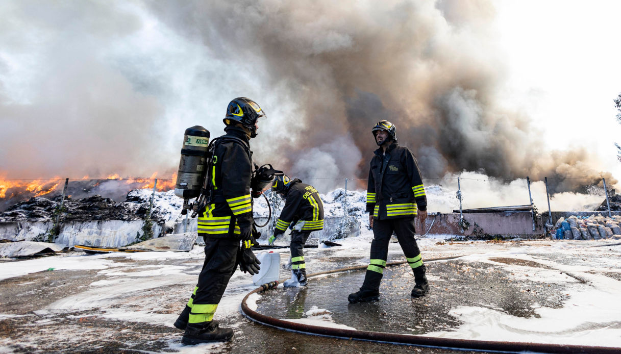 Un pompiere impegnato nello spegnimento dell'incendio a Ciampino