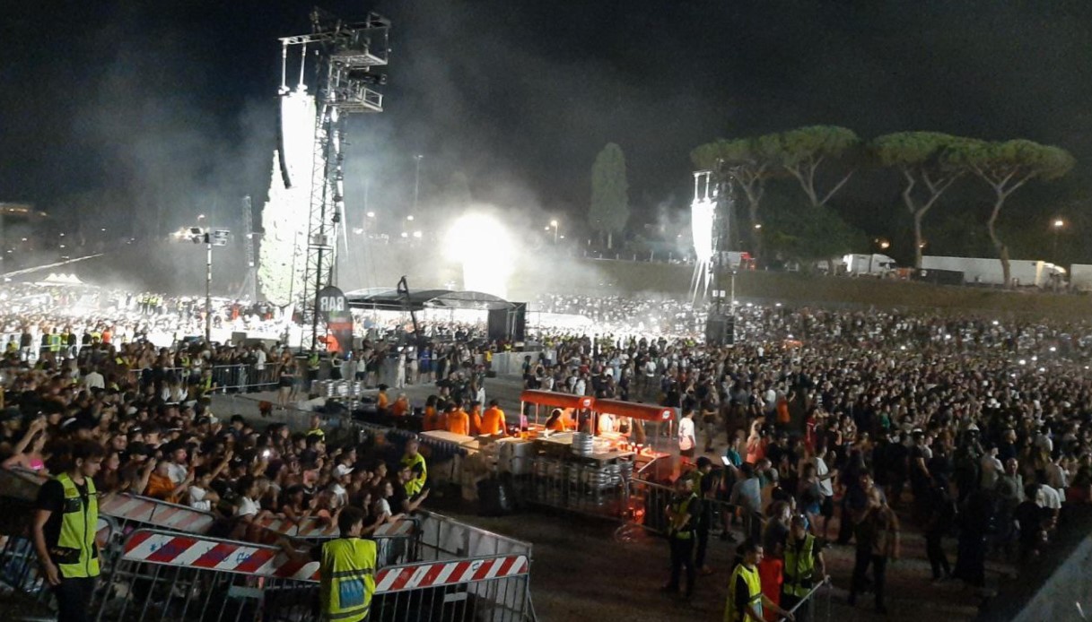 Spray al peperoncino al concerto di Travis Scott a Roma, 60 intossicati. 14enne precipita da alcuni metri