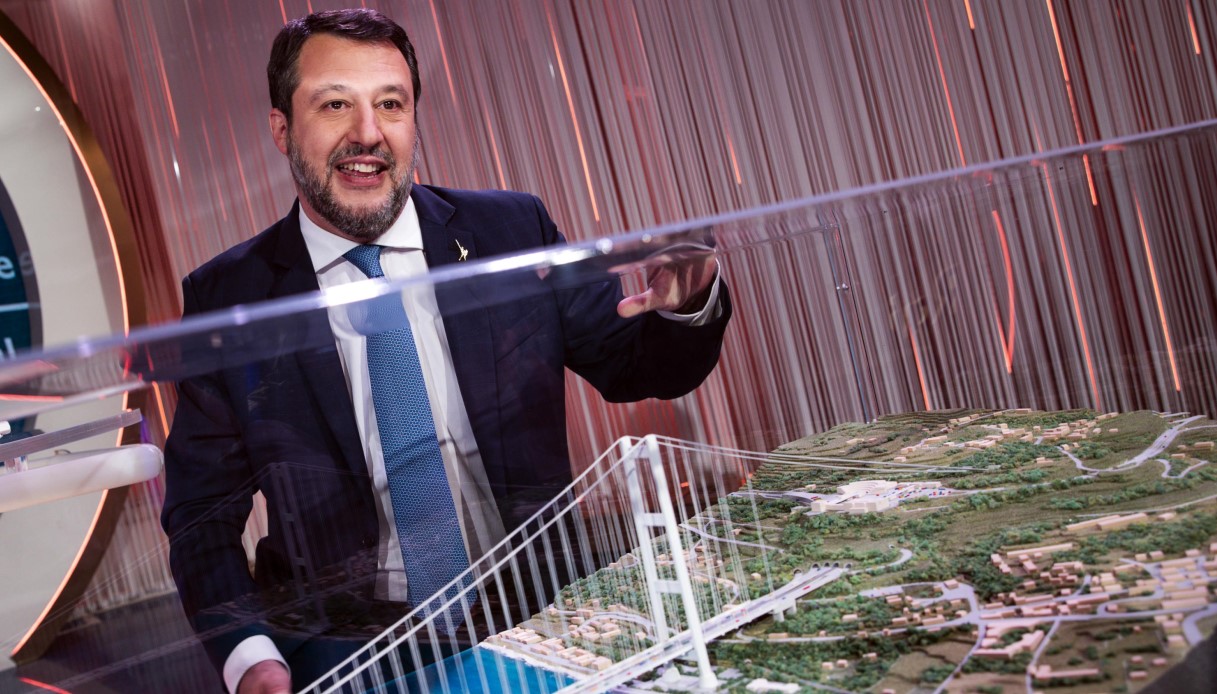 Salvini mostra un vecchio Topolino col ponte sullo Stretto in copertina. Ma nel fumetto l'opera crolla