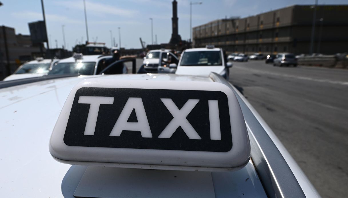 Lunghe attese per i taxi e pagamenti con i Pos, l’Antitrust avvia un’istruttoria sul sistema delle licenze