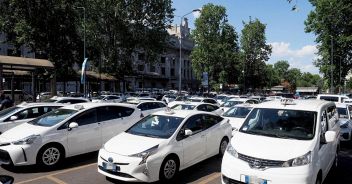 Lunghe attese per i taxi e pagamenti con i Pos, l’Antitrust avvia un’istruttoria sul sistema delle licenze