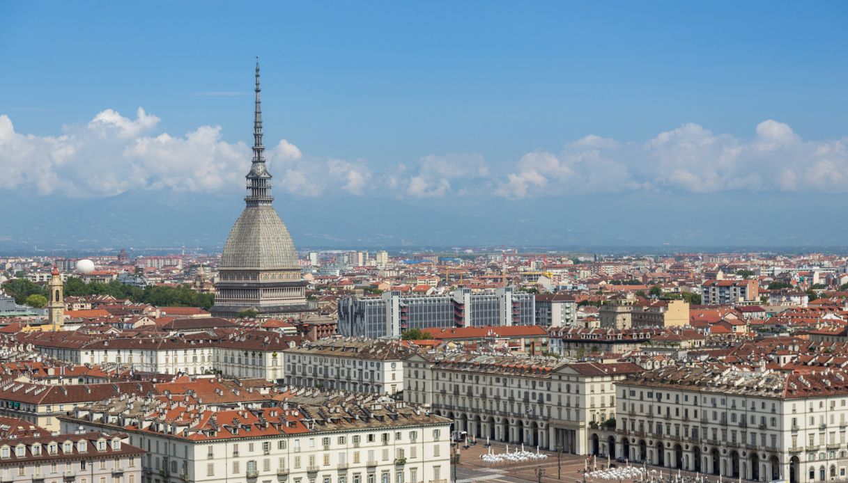 Tassisti di Torino multati se guidano indossando pantaloni corti