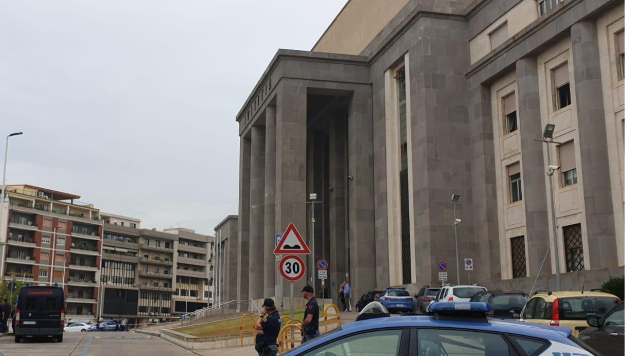 Cedono il neonato a un'altra coppia a Cagliari, forse in cambio di denaro: cinque indagati dalla Procura