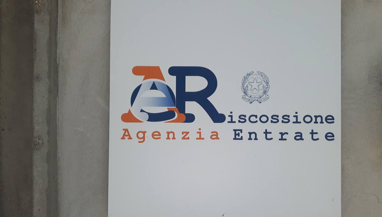 Riceve una cartella esattoriale da 26mila euro e scrive a Meloni: 86enne in difficoltà denuncia "accanimento"