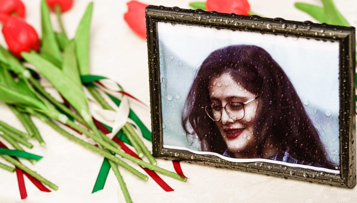 Ad un anno dalla morte di Mahsa Amini riesplode la protesta in Iran: arrestato il padre
