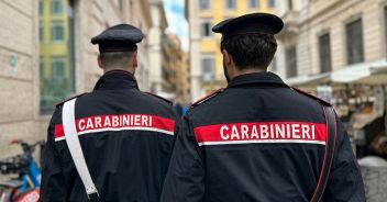 Anziana segregata in casa e maltrattata dalla nipote a Caserta