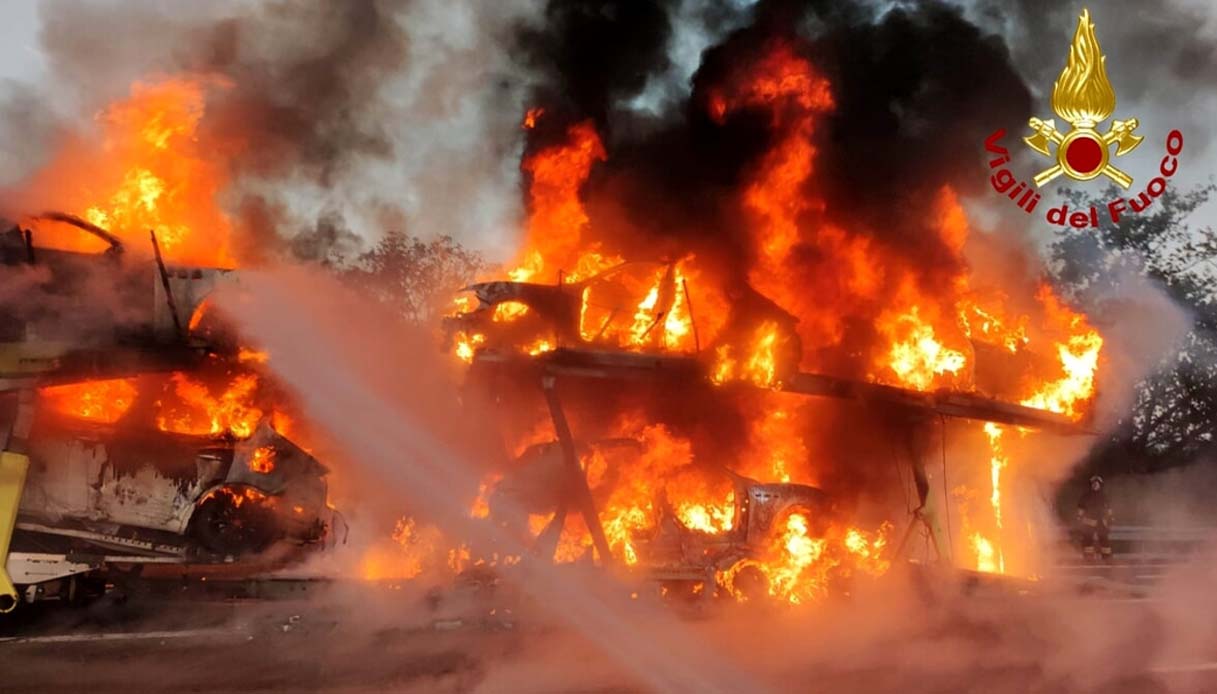 bisarca incendio fiamme a6 torino savona autostrada