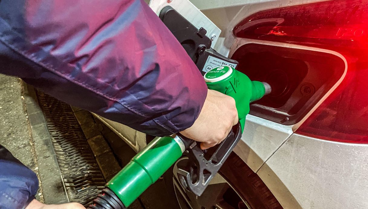 Prezzi carburante al ribasso con benzina in calo e gasolio stabile: tutti i numeri aggiornati sui costi