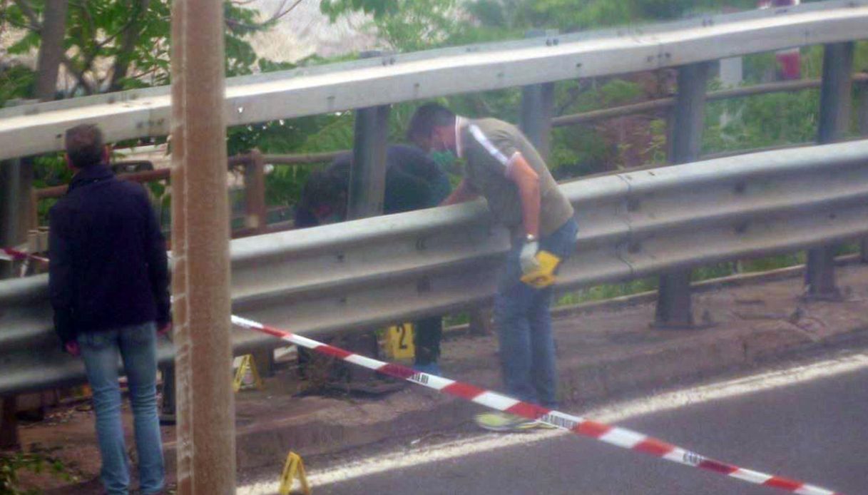 Cadavere appeso al guardrail della superstrada vicino Trieste