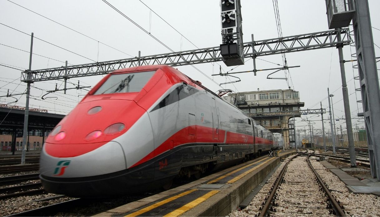 Cadavere trovato sui binari della stazione Termini a Roma, treni sospesi e circolazione in tilt