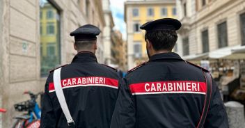 Giovane vuole suicidarsi lanciandosi nel vuoto a Frosinone, un carabiniere gli parla per un’ora e lo salva