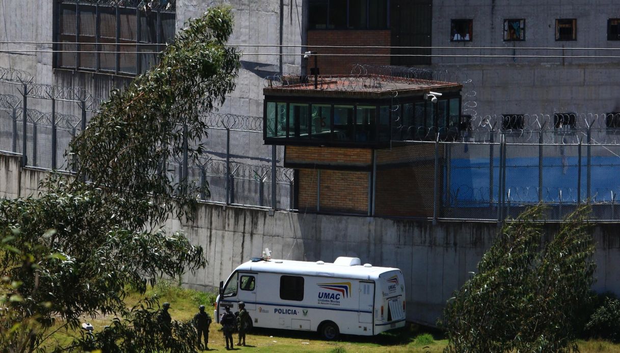 Detenuti prendono in ostaggio 50 agenti penitenziari e 7 poliziotti: sale la preoccupazione in Ecuador