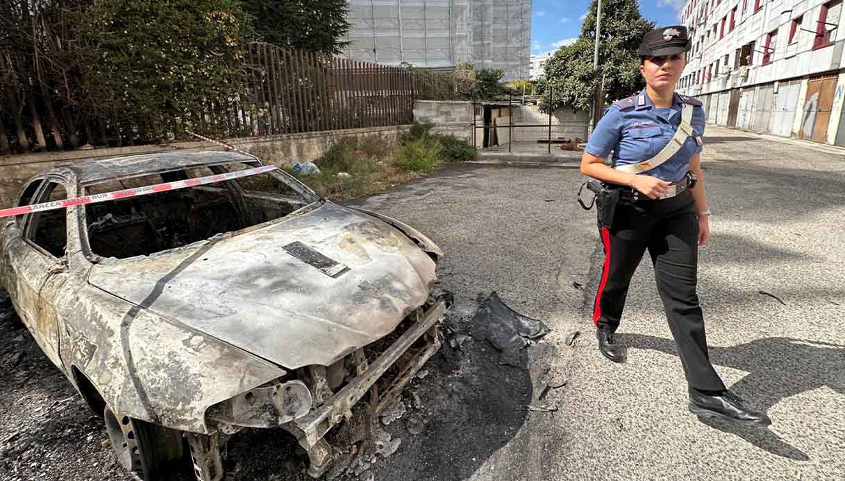dà fuoco auto donna quarto