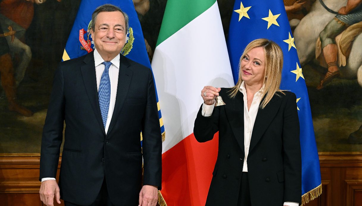 Esce il nuovo libro su Meloni scritto da Sallusti, "La versione di Giorgia": rivelato il consiglio di Draghi