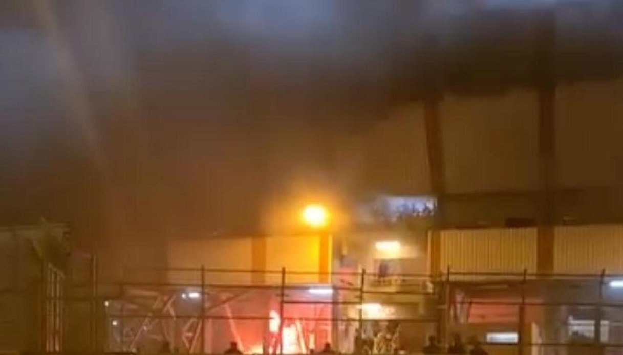 Incendio allo stadio a Foggia.