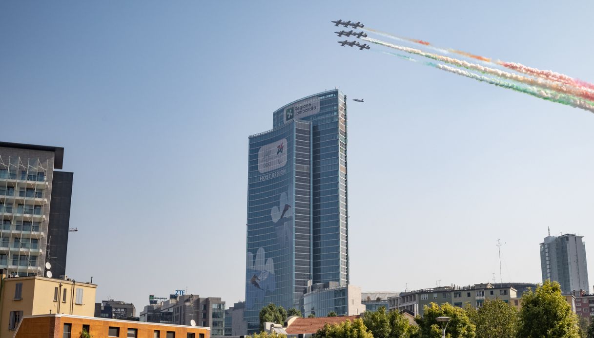 Aeronautica militare con le Frecce tricolori su Milano per festeggiare