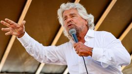 Conte rinnova il contratto con Beppe Grillo e nel M5S scoppia la rivolta interna: quanto guadagna il garante