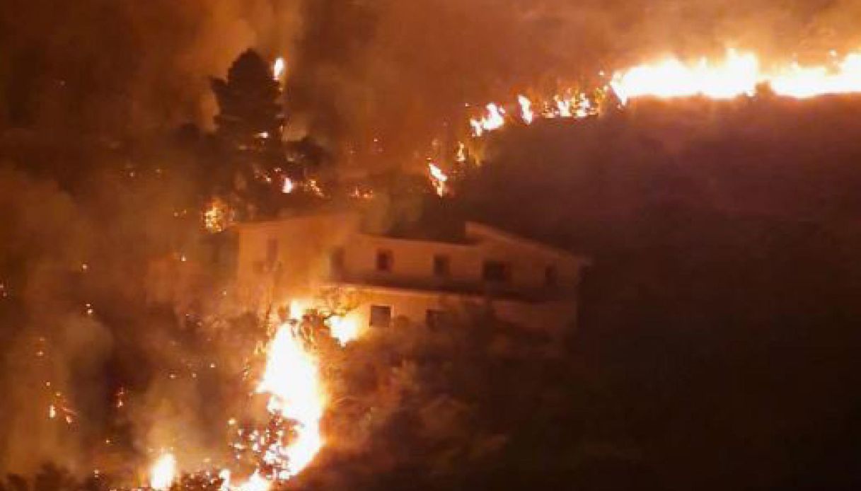 Scuole chiuse per gli incendi a Gratteri vicino Palermo, fiamme fino a Cefalù: Canadair ostacolati dal vento
