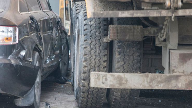 Due morti sull'autostrada A13 nello schianto tra auto e camion a ...