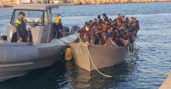 Una barca di migranti approda al molo Favaloro di Lampedusa