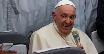 Lettera al Papa su “chi ha creato Dio”, la risposta del Pontefice non soddisfa la bimba di 7 anni